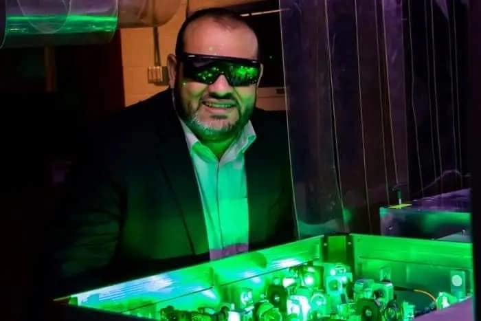 Le Dr Mohamed Tharwat Hassan dans son laboratoire à l'université d'Arizona