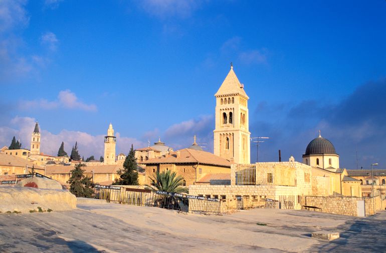 Le clocher de l'Église du Rédempteur dominant la vieille ville de Jérusalem