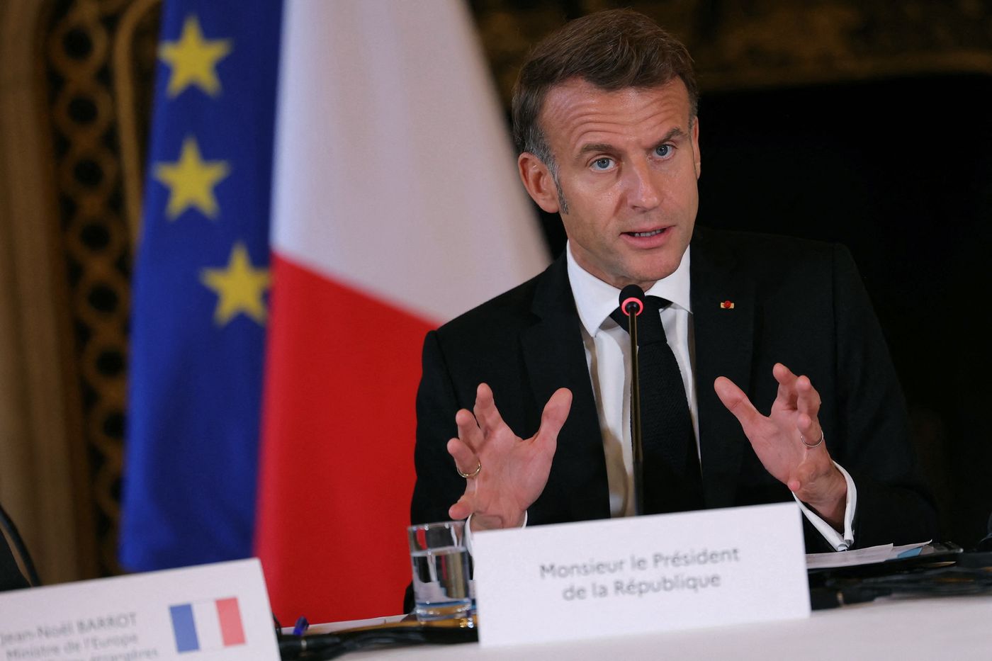 Macron lors d'une annonce sur la nomination du Premier ministre