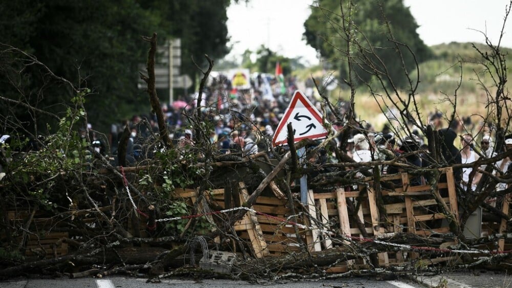 Manifestants près d'une barricade sur la route proche de l'A69