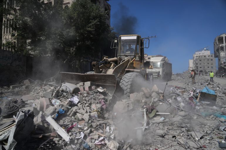 Engins retirant des décombres sur la rue Al-Jalaa à Gaza