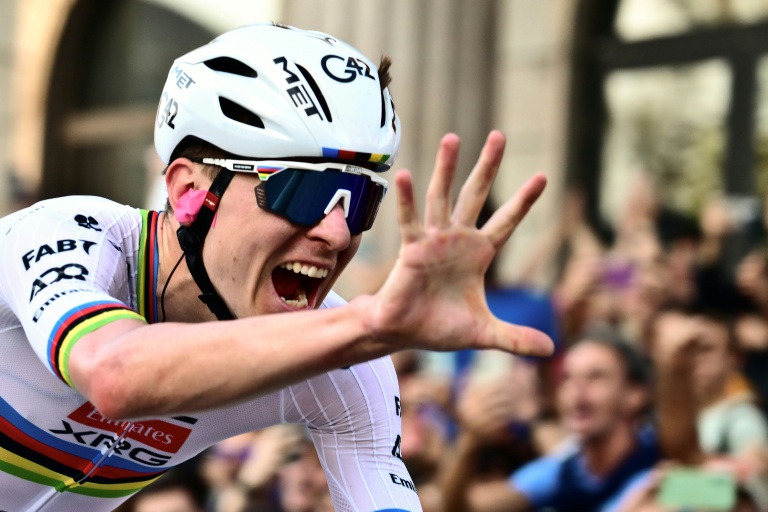 Pogacar célébrant sa victoire à Bergame