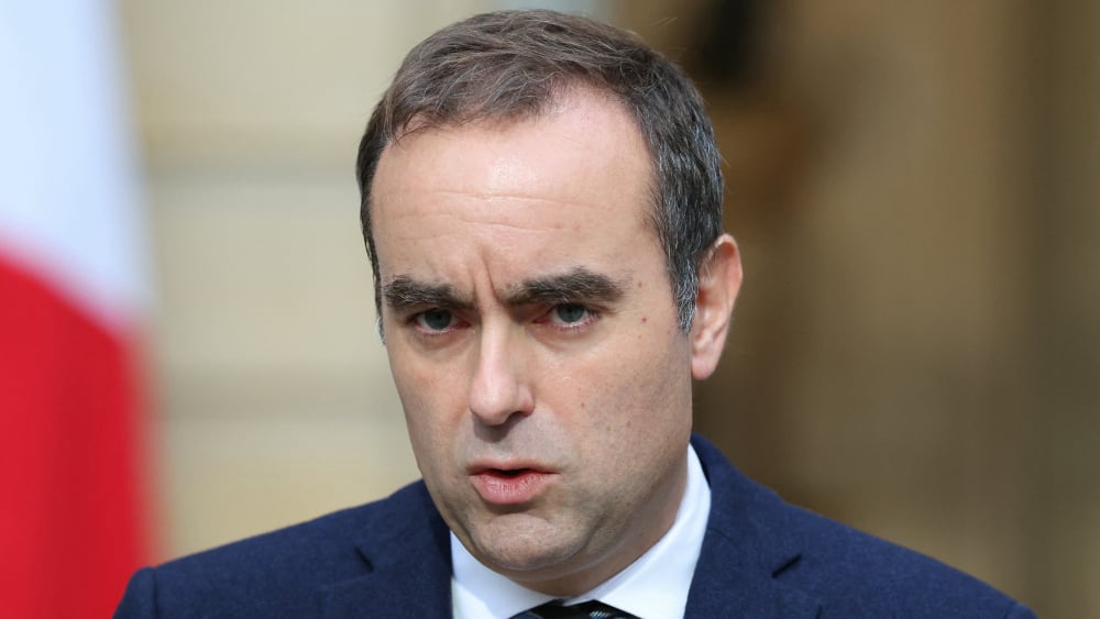 Sébastien Lecornu pendant une allocution à Matignon