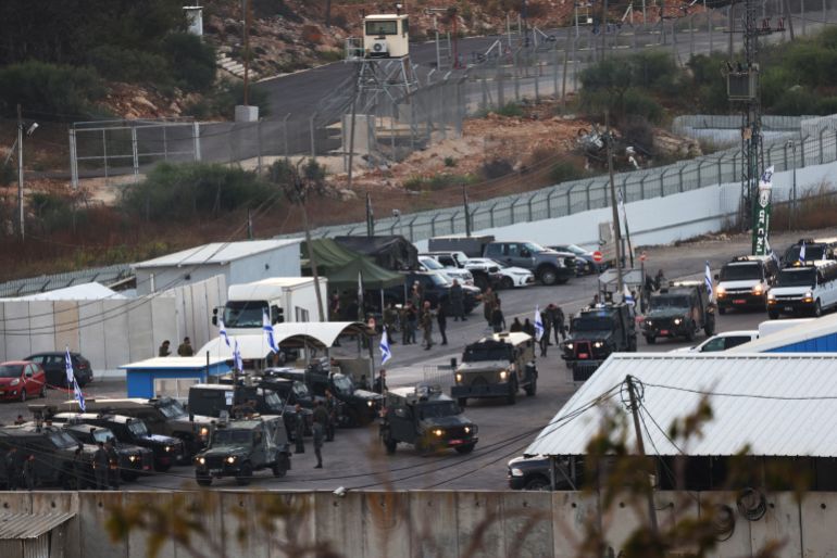 Véhicules militaires israéliens positionnés près de la prison d'Ofer