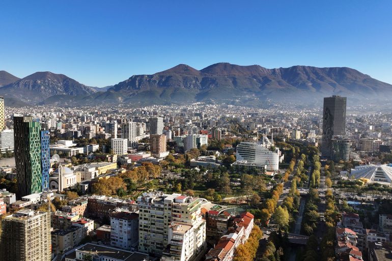 Vue aérienne du centre de Tirana montrant la place Skanderbeg et le mont Dajti