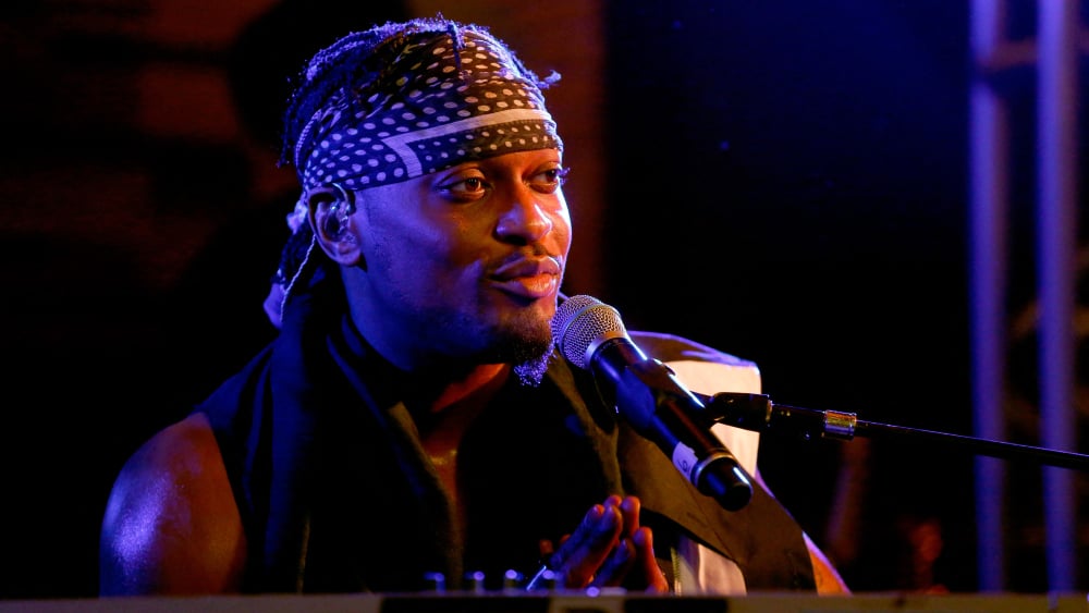 D'Angelo sur scène lors d'un concert