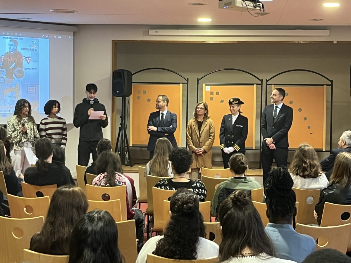 Moment d'hommage dans un lycée lyonnais