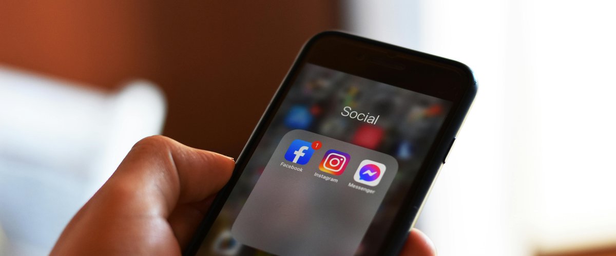Jeune élève regardant son smartphone