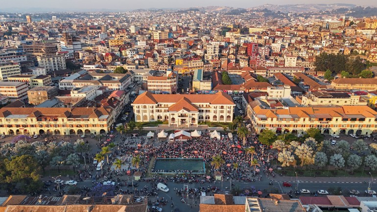 Vue par drone des manifestants devant la mairie d'Antananarivo