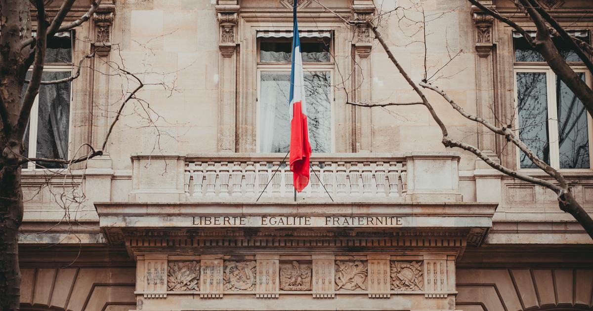 Vue d�e9un cabinet m�e9dical et d�e9un dossier m�e9dical