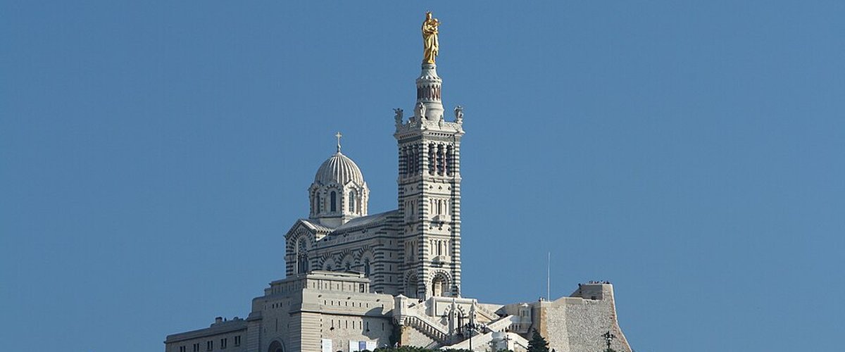 Couronne dorée sur Notre-Dame-de-la-Garde prête pour réinstallation