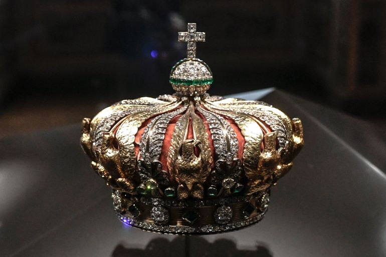 Couronne exposée à la Galerie d'Apollon au Louvre