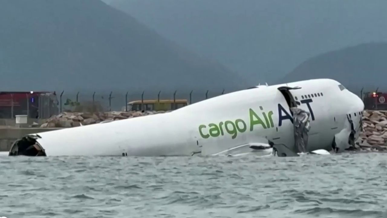 Vue d’ensemble d’un avion-cargo à Hong Kong près de la mer