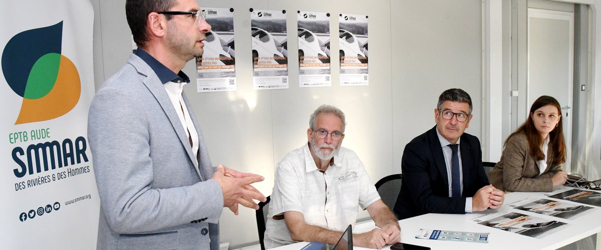 Véhicule partiellement immergé lors d'une inondation (Aude)