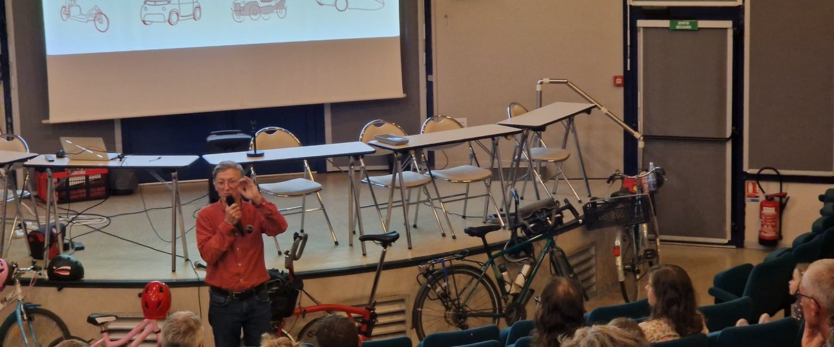 Participants et vélos lors de la Vélorution d'Halloween à Tarbes