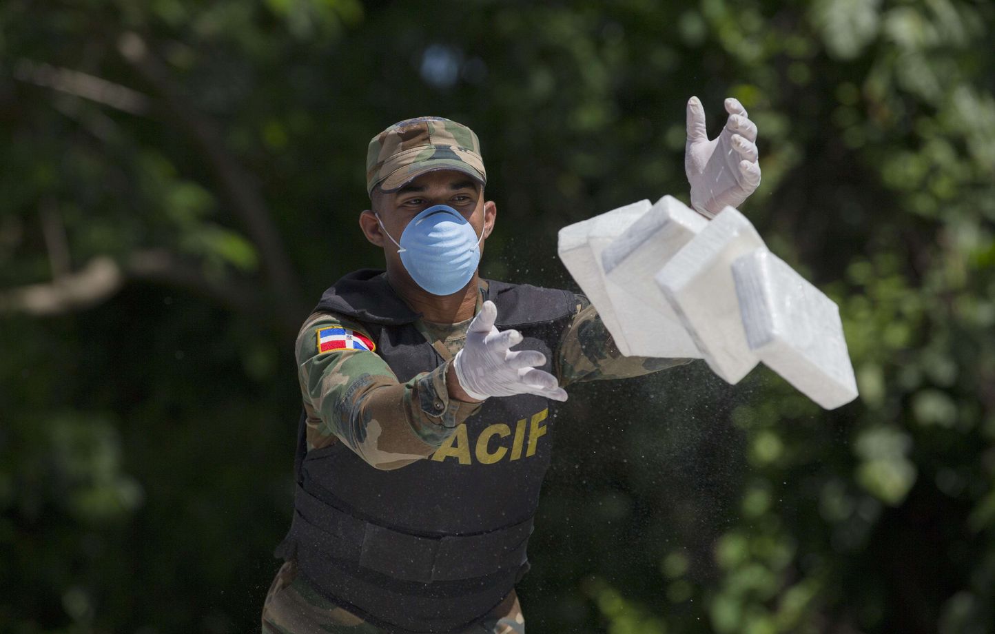 Autorités dominicaines incinérant des drogues saisies à Saint-Domingue