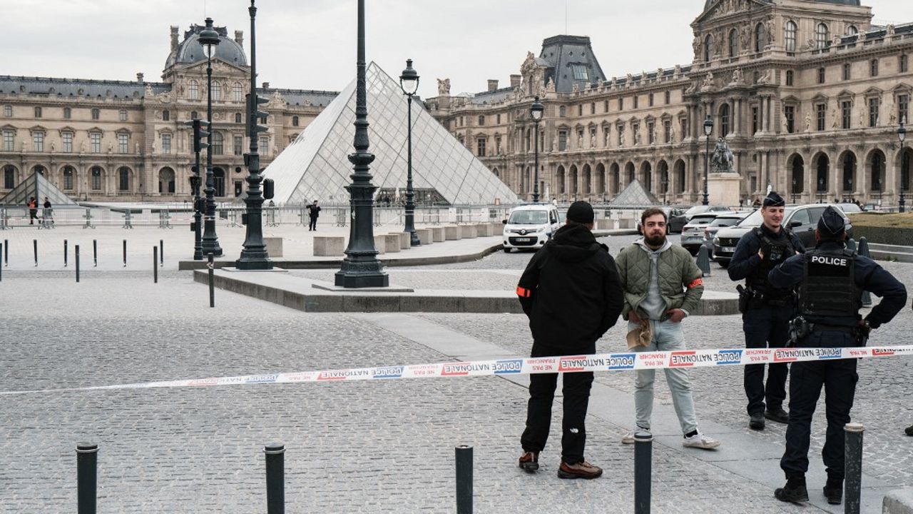 Vue du Louvre après le braquage et les mesures de sécurité renforcées