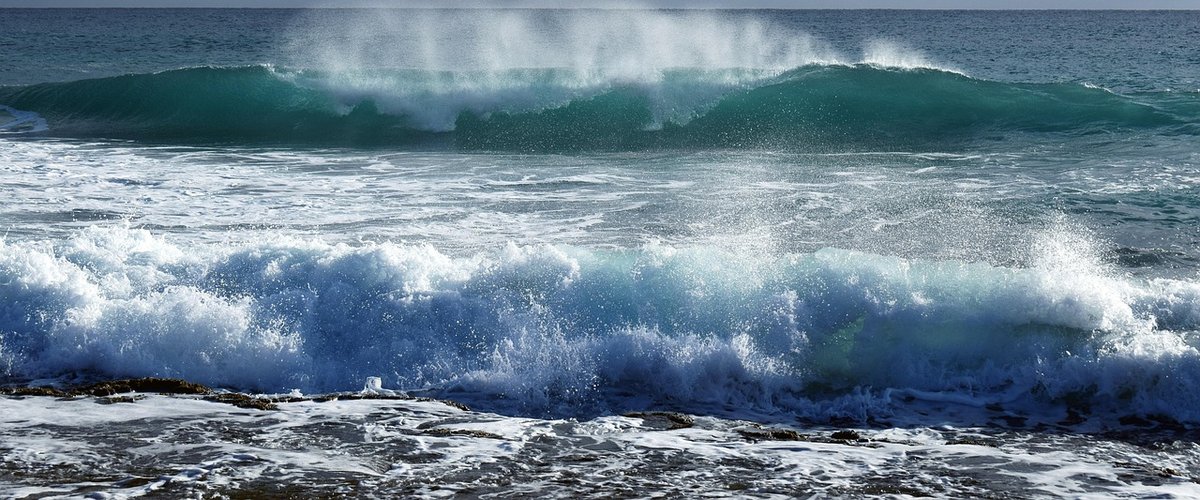 Vague et rochers battus par le vent