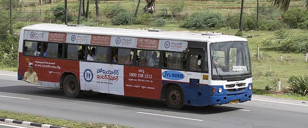 Véhicules endommagés et secours sur place en Ouganda