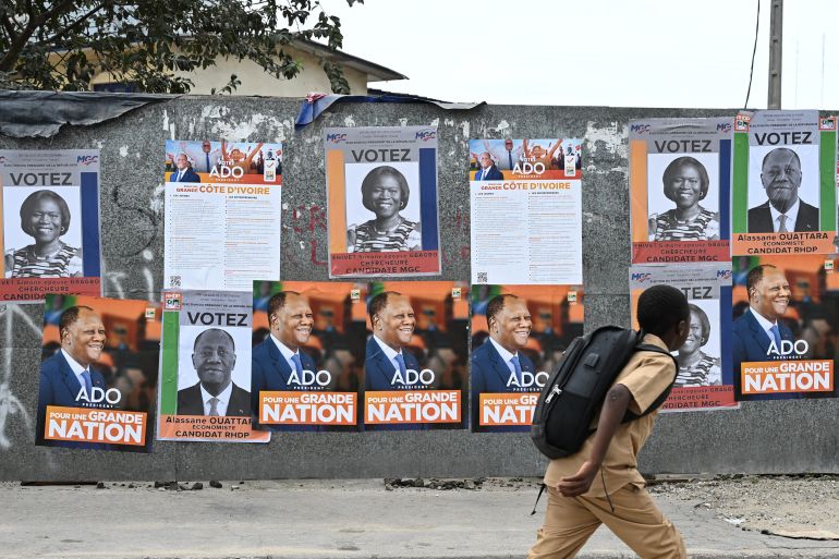 Affiches de campagne à Treichville montrant des candidats ivoiriens