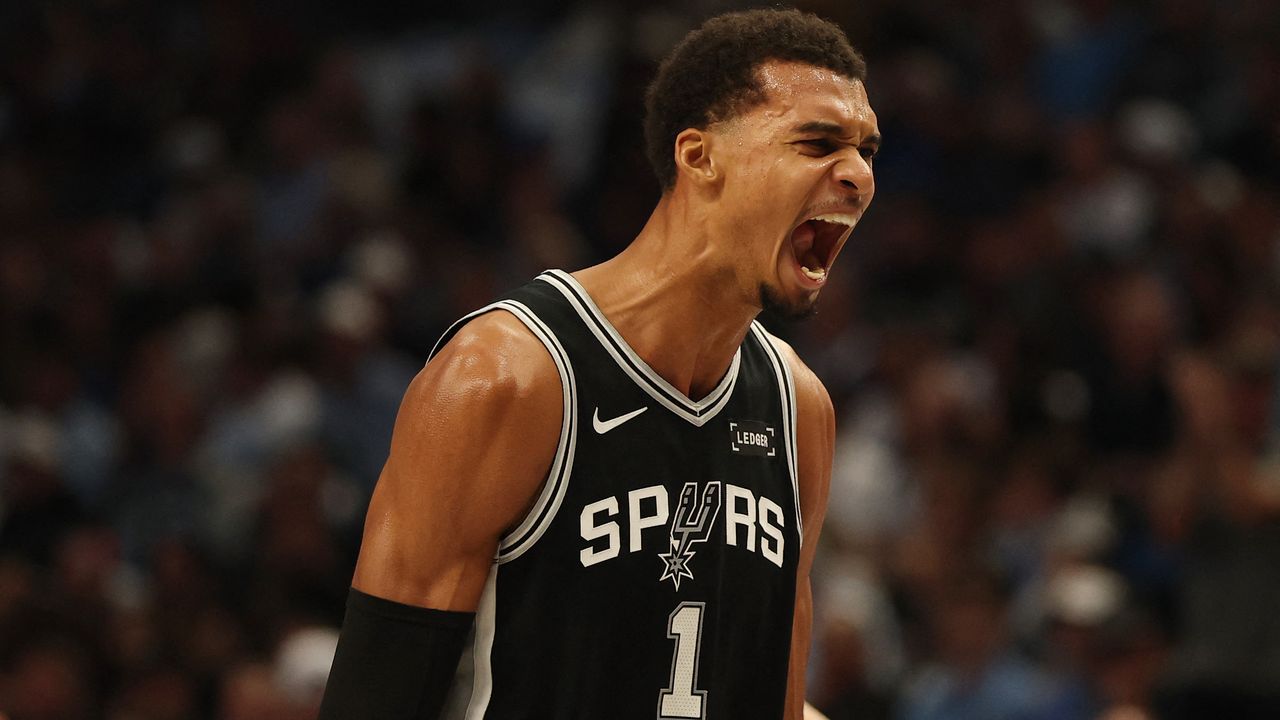 Victor Wembanyama en action lors du match Spurs-Mavericks 2025