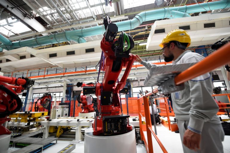 Travailleur sur la chaîne de production de la Fiat 500 électrique à l'usine Mirafiori, Turin