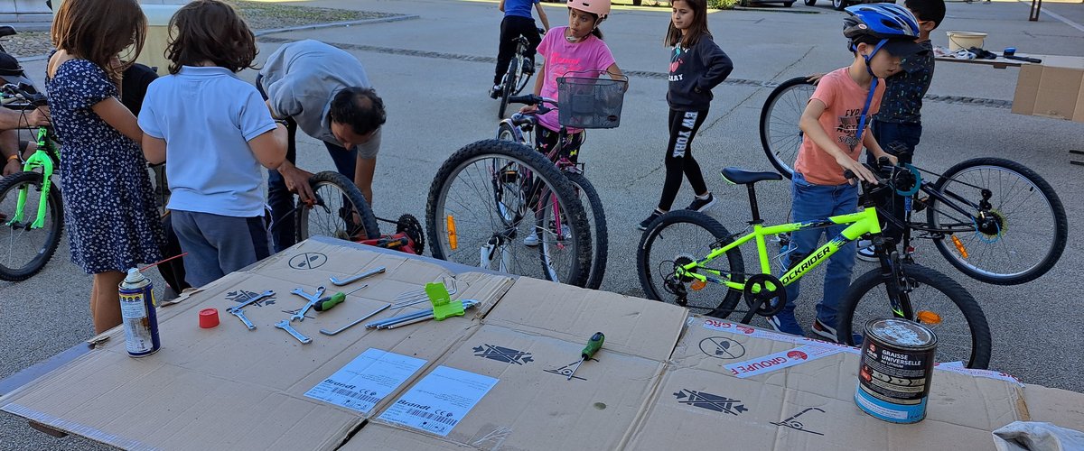 Écoliers en atelier réparation de vélos