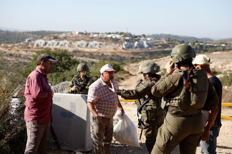Forces israéliennes empêchant l'accès des Palestiniens aux oliviers près de Ramallah (Reuters/Mohammed Torokman)