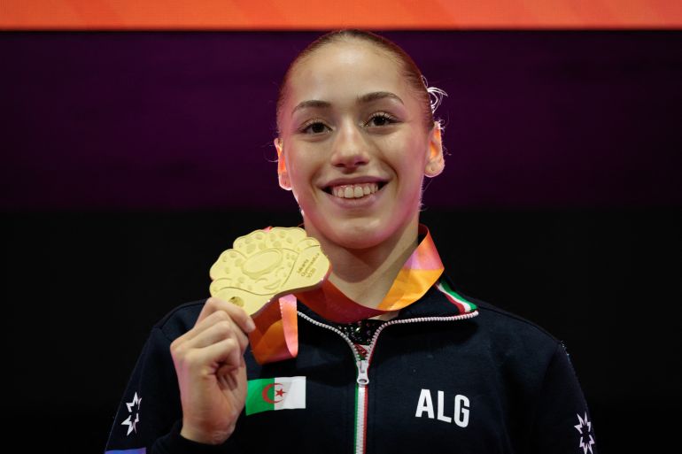 Kiakia Nemour lors de la cérémonie de la médaille aux barres inégales aux Mondiaux de Jakarta