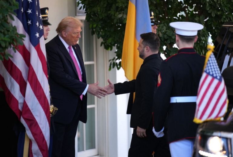 Le président américain Donald Trump recevant le président ukrainien Volodymyr Zelensky à la Maison Blanche le 17 octobre 2025 (Getty/AFP)