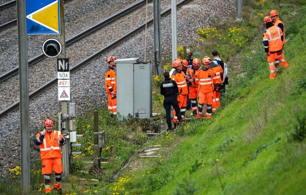 Inspecteurs SNCF constatant les dégâts près de la ligne Sud-Est