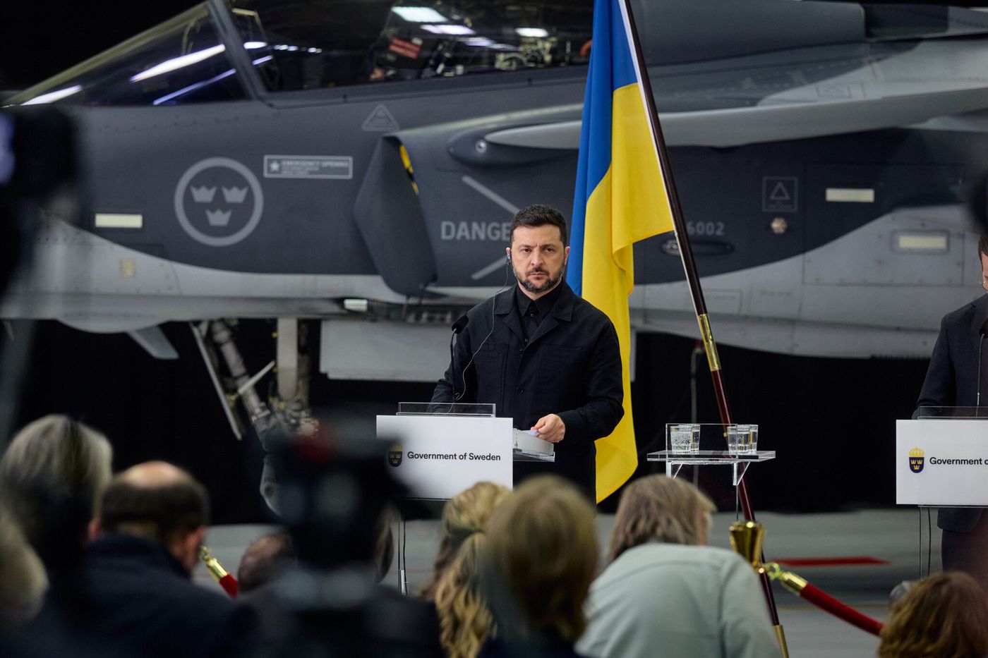 Zelensky devant un avion de combat Gripen