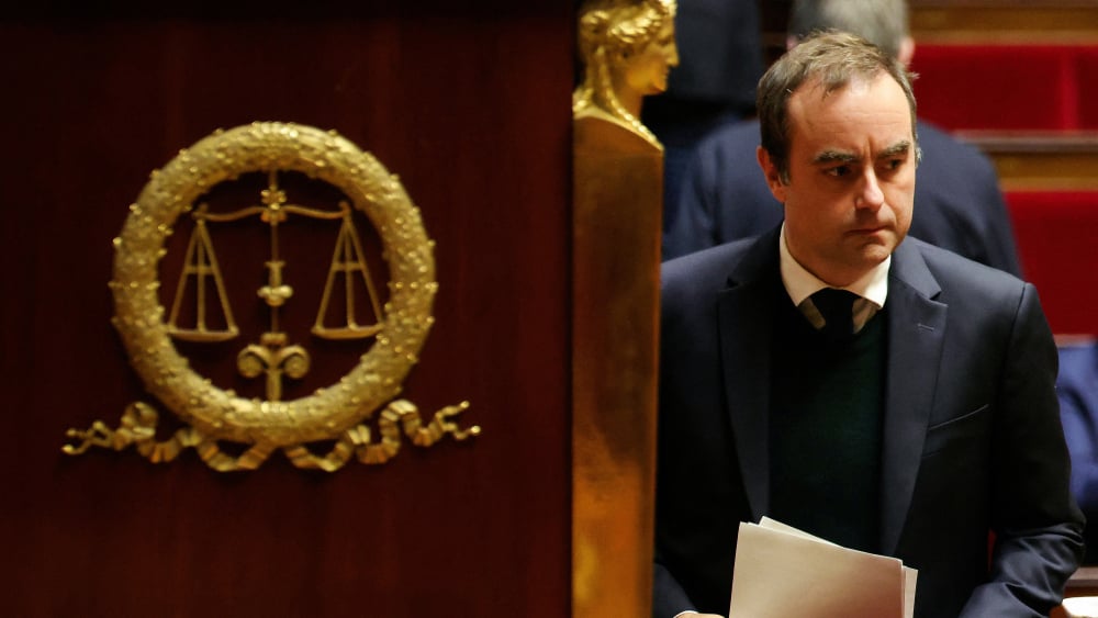 Sébastien Lecornu se dirigeant vers la tribune