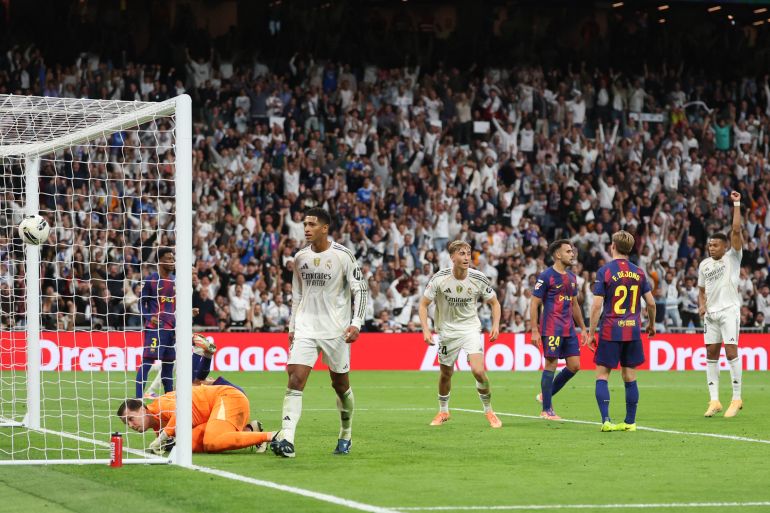 Jude Bellingham célèbre son but lors du Clasico Real Madrid vs Barcelone au Santiago Bernabéu