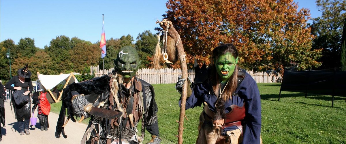 Tour médiévale décorée pour Halloween nocturne