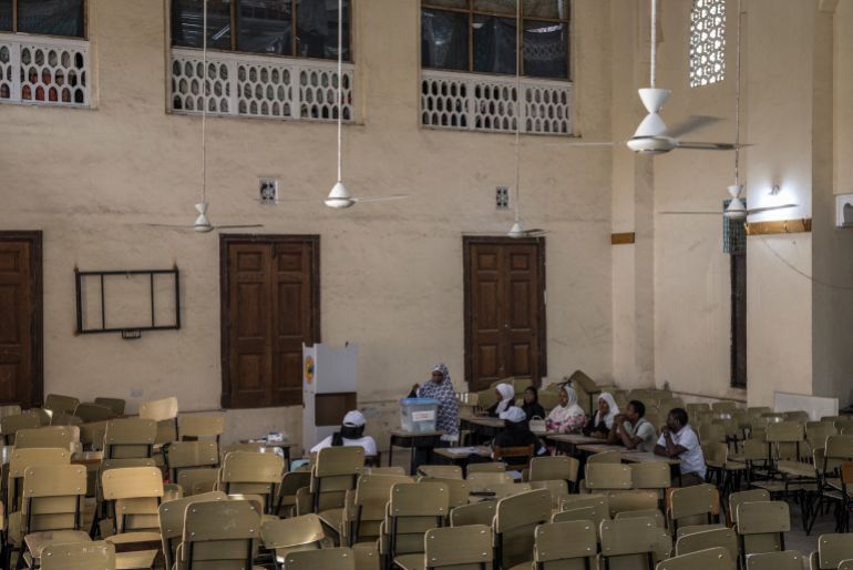 Electeur votant à Stone Town lors des élections tanzaniennes, 29 octobre 2025