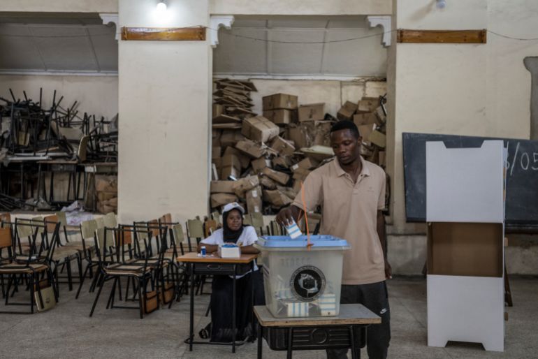Electeur votant à Stone Town lors des élections tanzaniennes, 29 octobre 2025