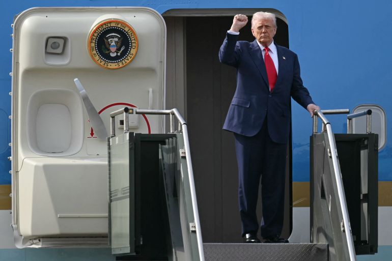 Donald Trump saluant après ses entretiens avec Xi Jinping à Busan