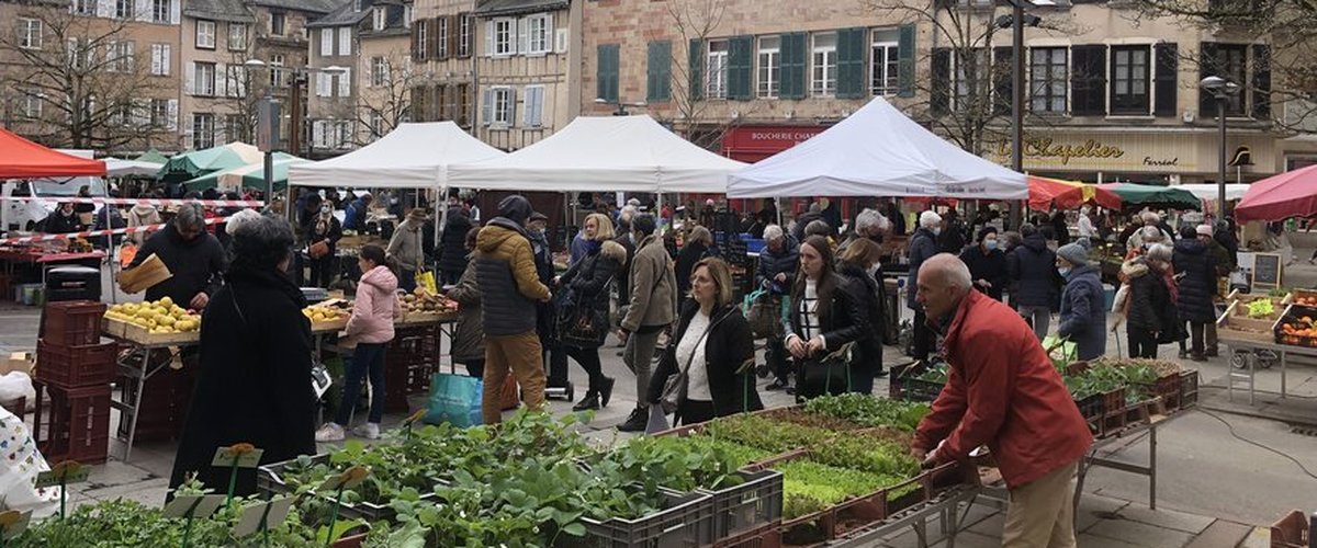 Marché alimentaire et halles de Rodez pendant la Toussaint