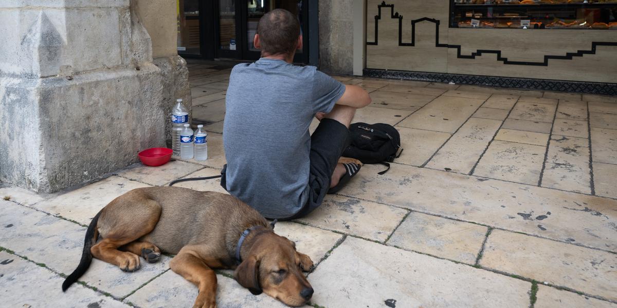 Sans-abri dans la rue, contexte de précarité
