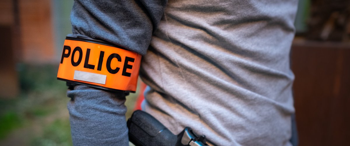 Façade du laboratoire de raffinerie d’or dévasté