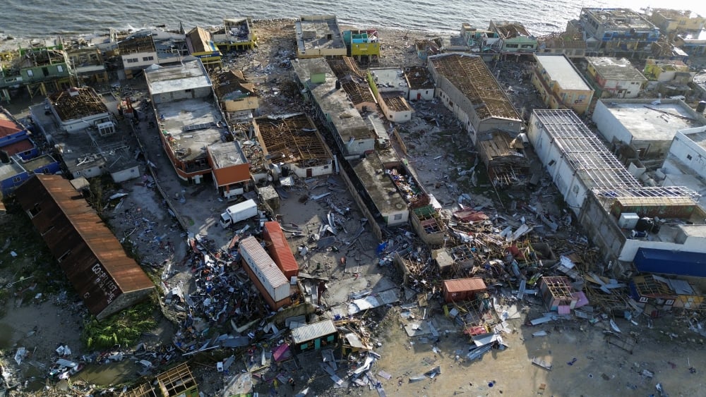 Vue aérienne montrant des bâtiments détruits à Black River après Melissa