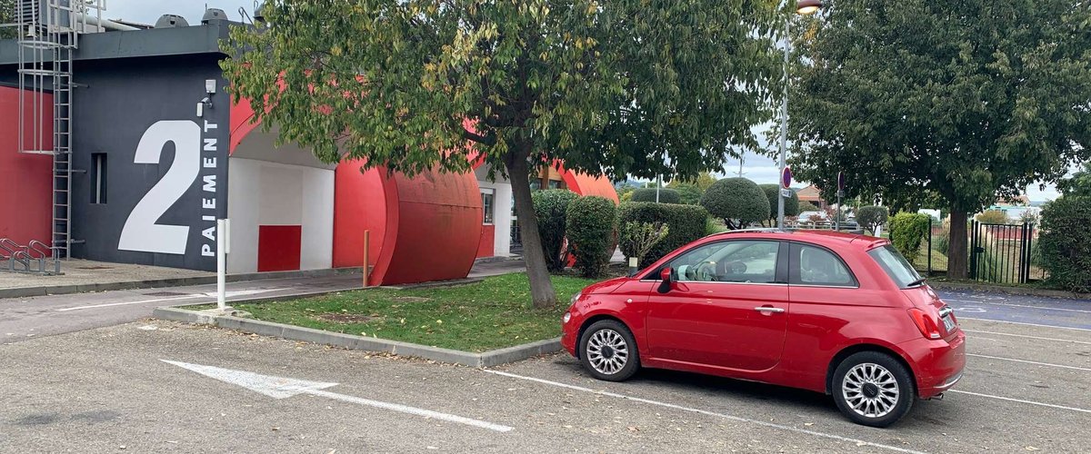 Vue du parking d’un fast-food à Alès, nuit