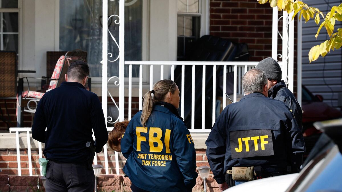 Agents du FBI en opération près de Dearborn, Michigan