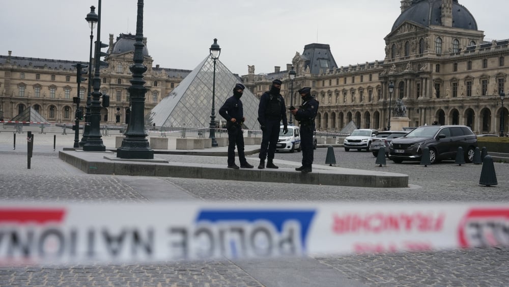Agents de police devant le Louvre après le cambriolage