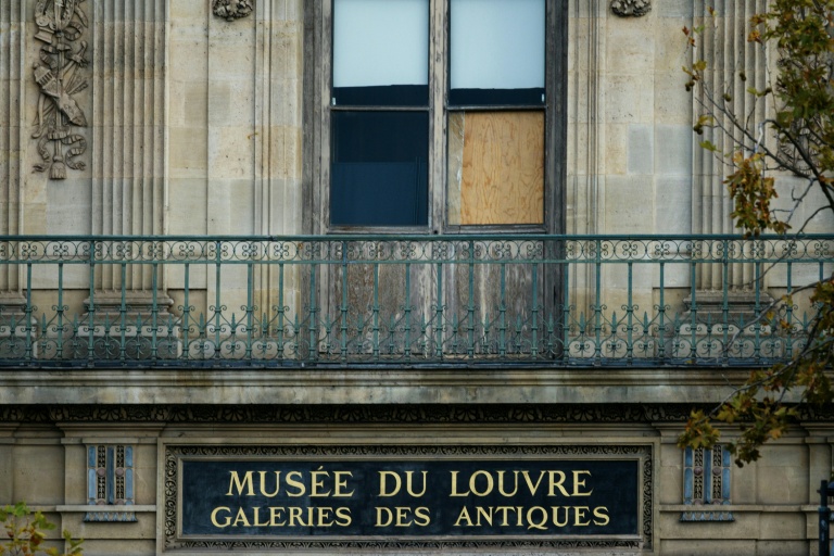 Vue générale du musée du Louvre visé par le cambriolage
