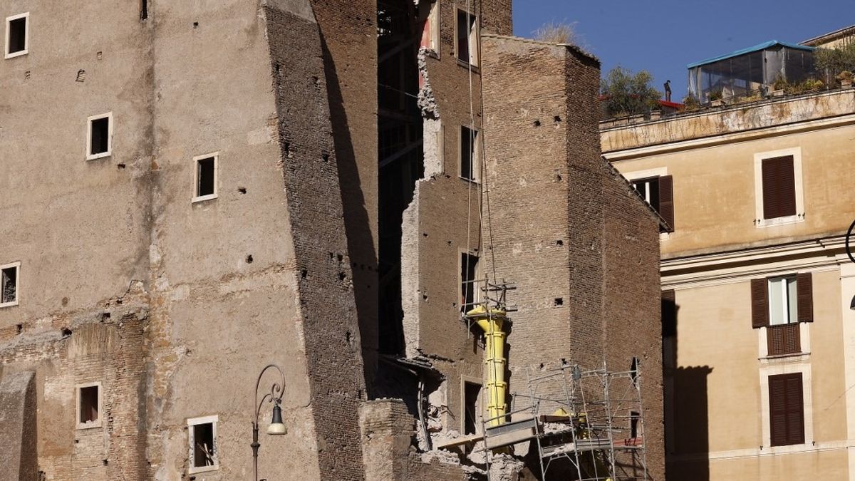 Tour médiévale de Rome partiellement effondrée près des forums