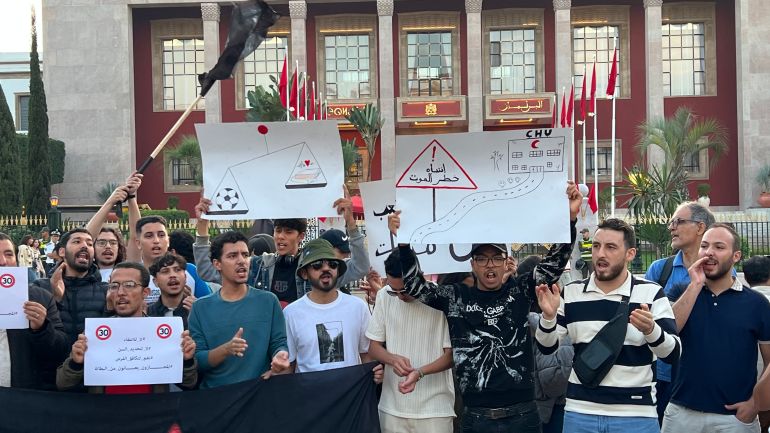 Jeunes de la génération Z manifestant devant le parlement à Rabat