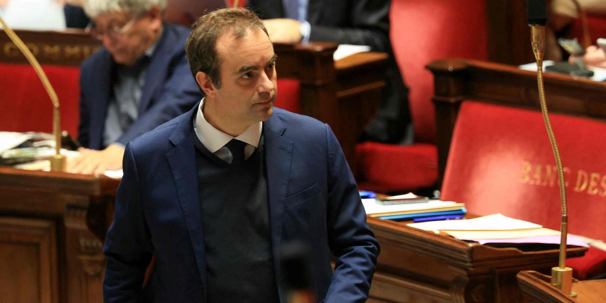 Sébastien Lecornu lors d'une allocution sur l'accord 1968