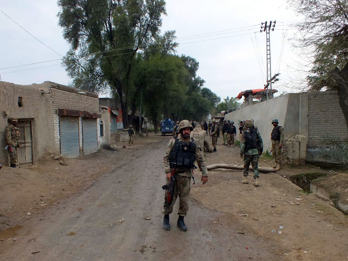 Soldats pakistanais sécurisant le lieu d'une attaque (2013)